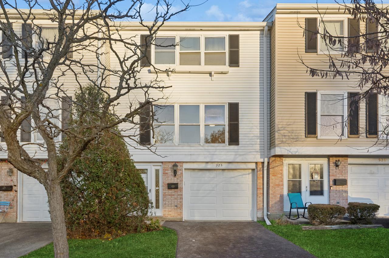 923 Banbury Ct., Schaumburg, IL 60194