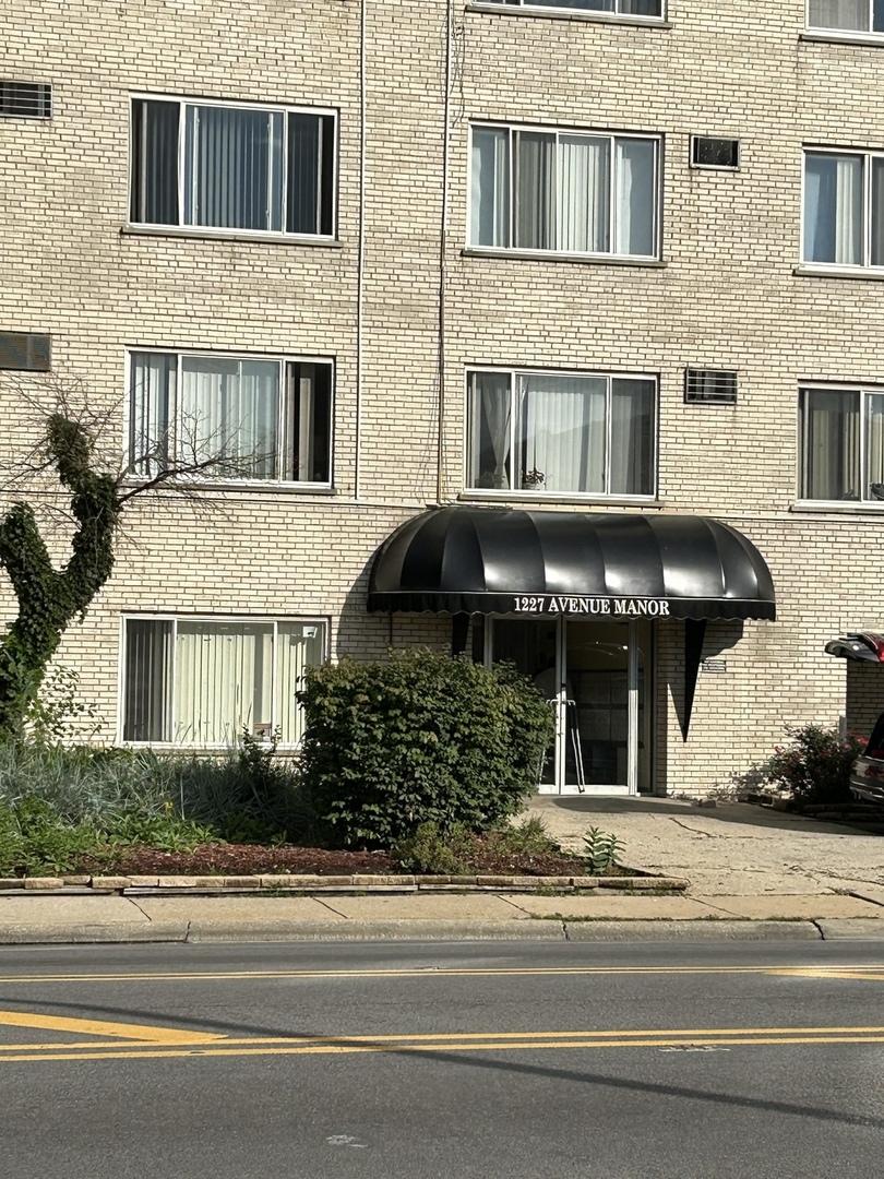 1227 S Harlem Ave. #406, Berwyn, IL 60402