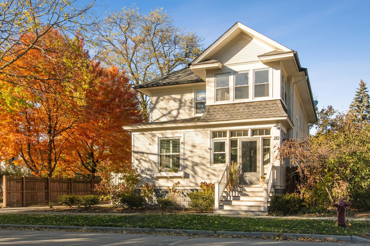 212 Washington St., Barrington, IL 60010