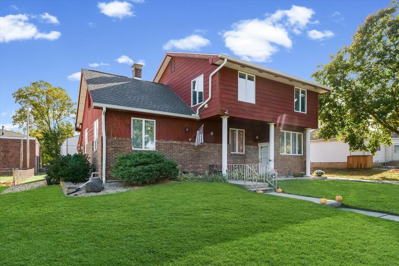 300 N Lincoln St., Thomasboro, IL 61878