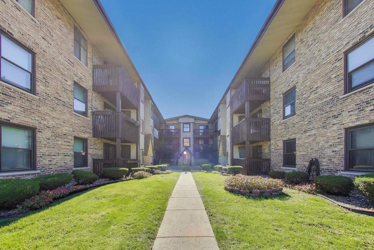 4553 W 56th St. #305, Chicago, IL 60629