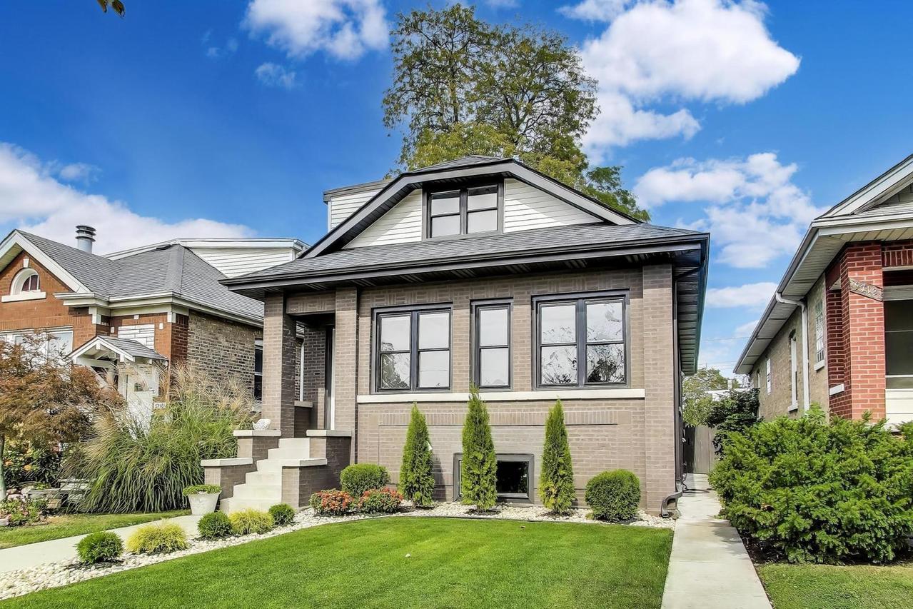 5716 W Eastwood Ave., Chicago, IL 60630