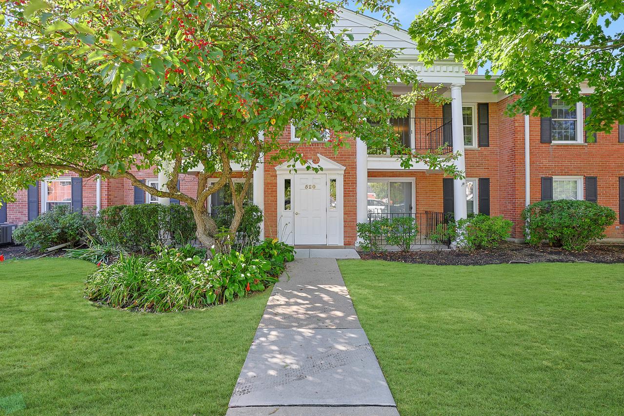 520 Shorely Dr. #203, Barrington, IL 60010