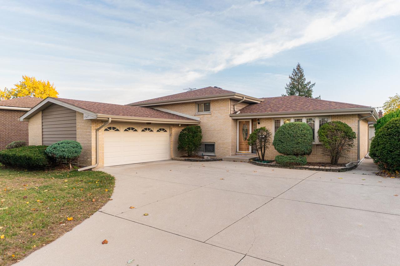 1527 W Holtz Ave., Addison, IL 60101