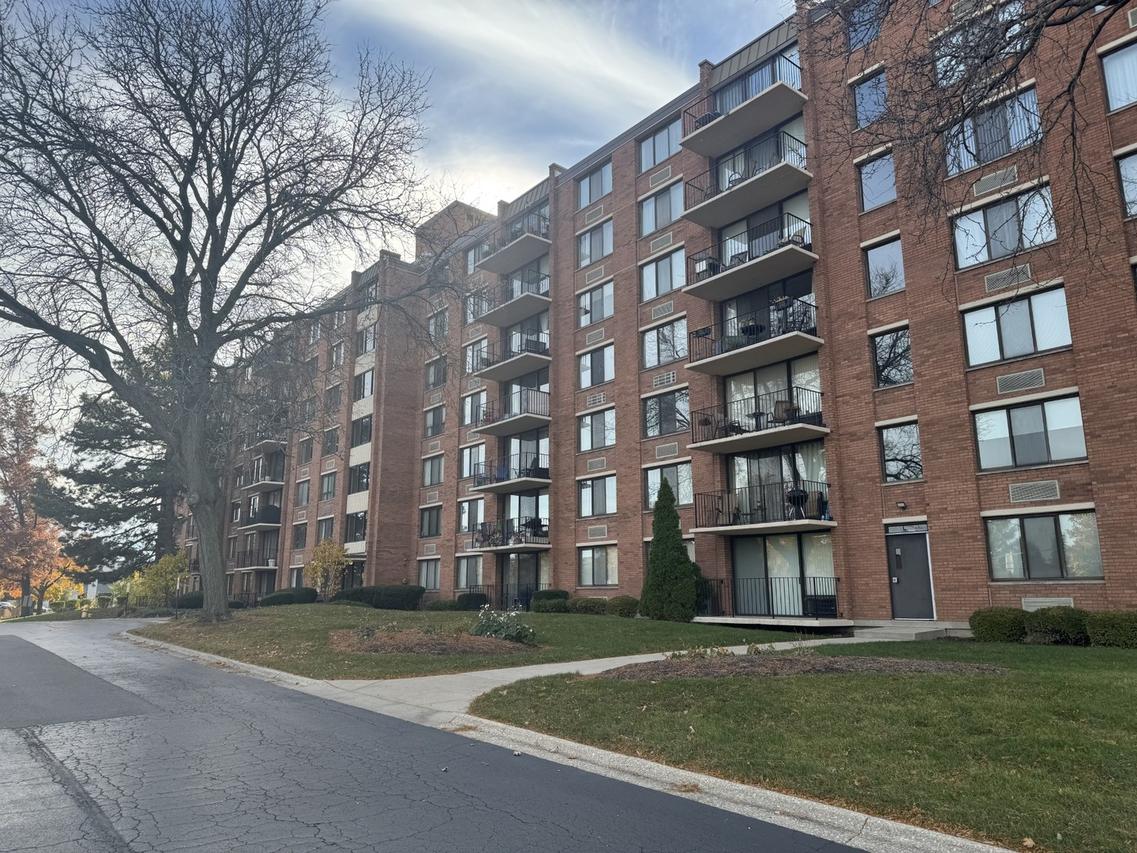 2000 Saint Regis Dr. #4K, Lombard, IL 60148