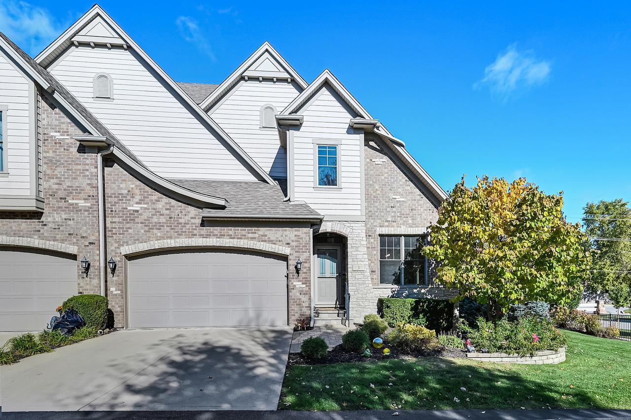 3 Westmoreland Ln., Naperville, IL 60540