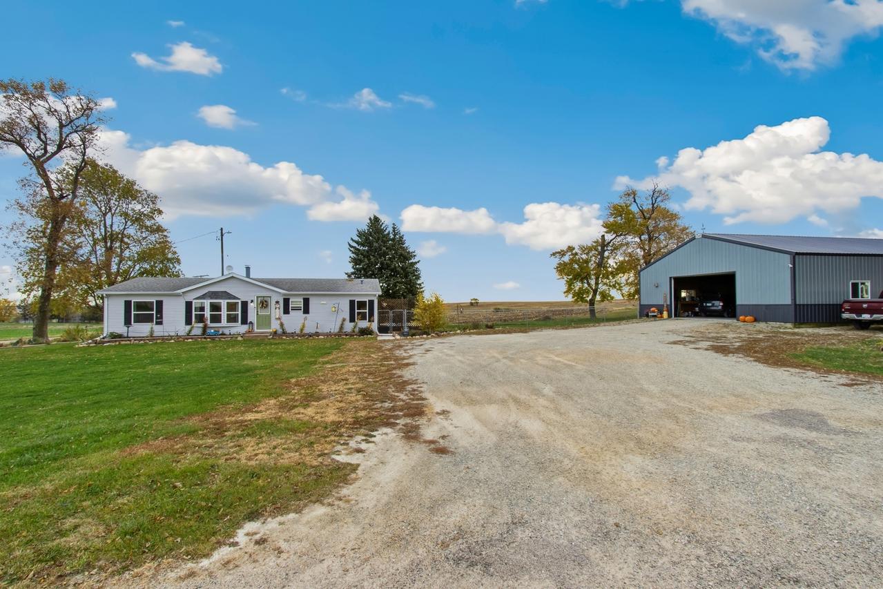 2098 Stone Rd., Ashton, IL 61006