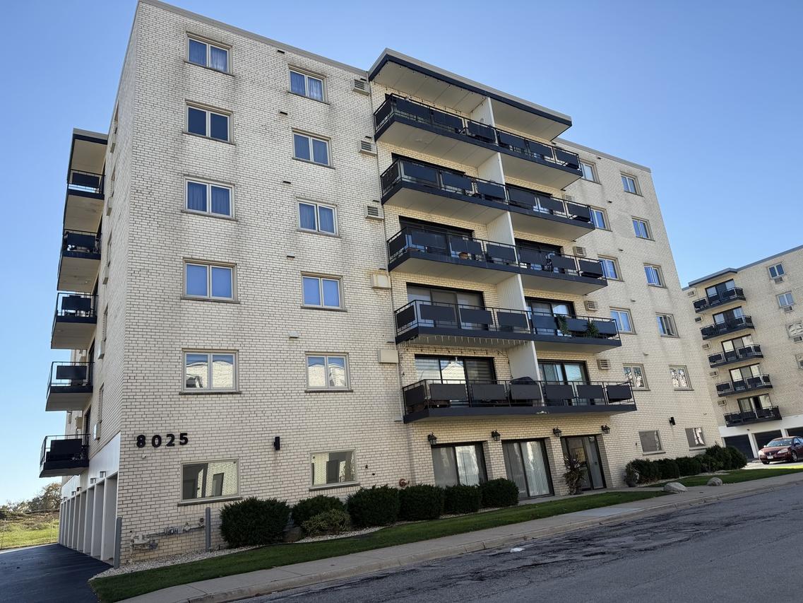 8025 Oconnor Dr. #2E, River Grove, IL 60171