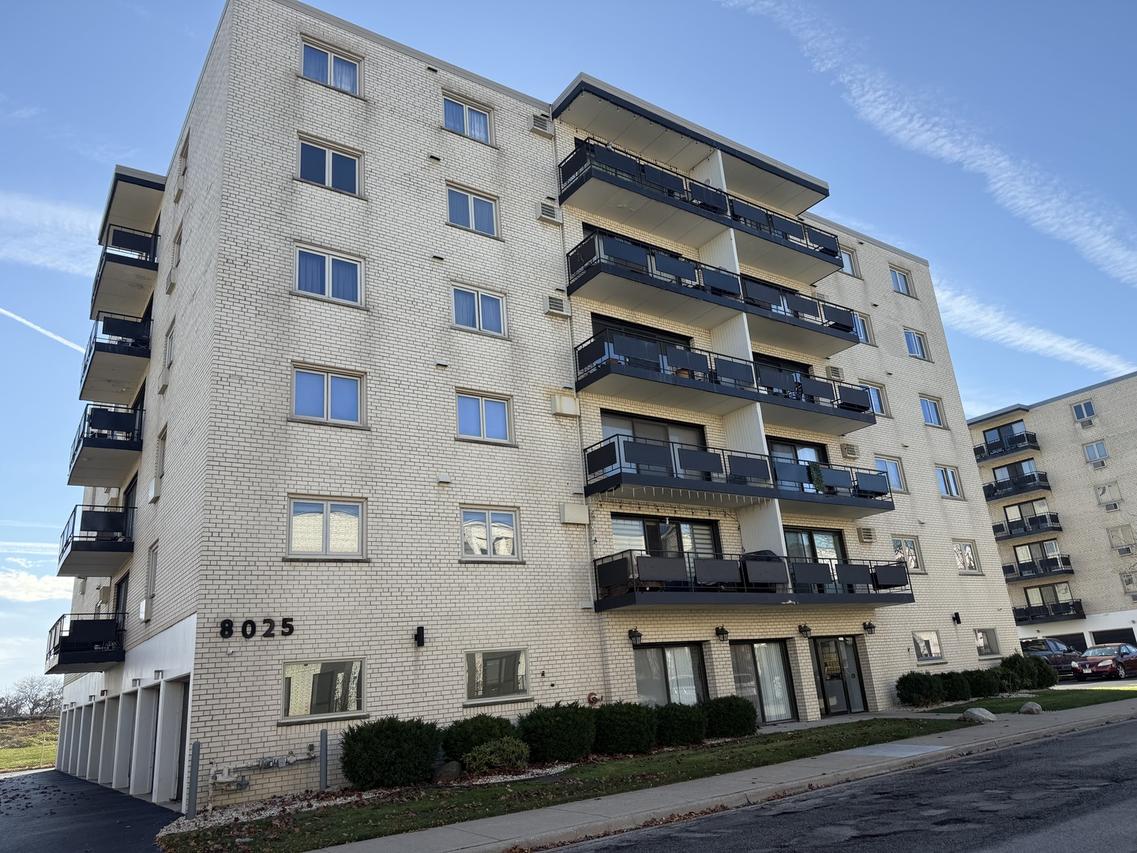 8025 Oconnor Dr. #2E, River Grove, IL 60171