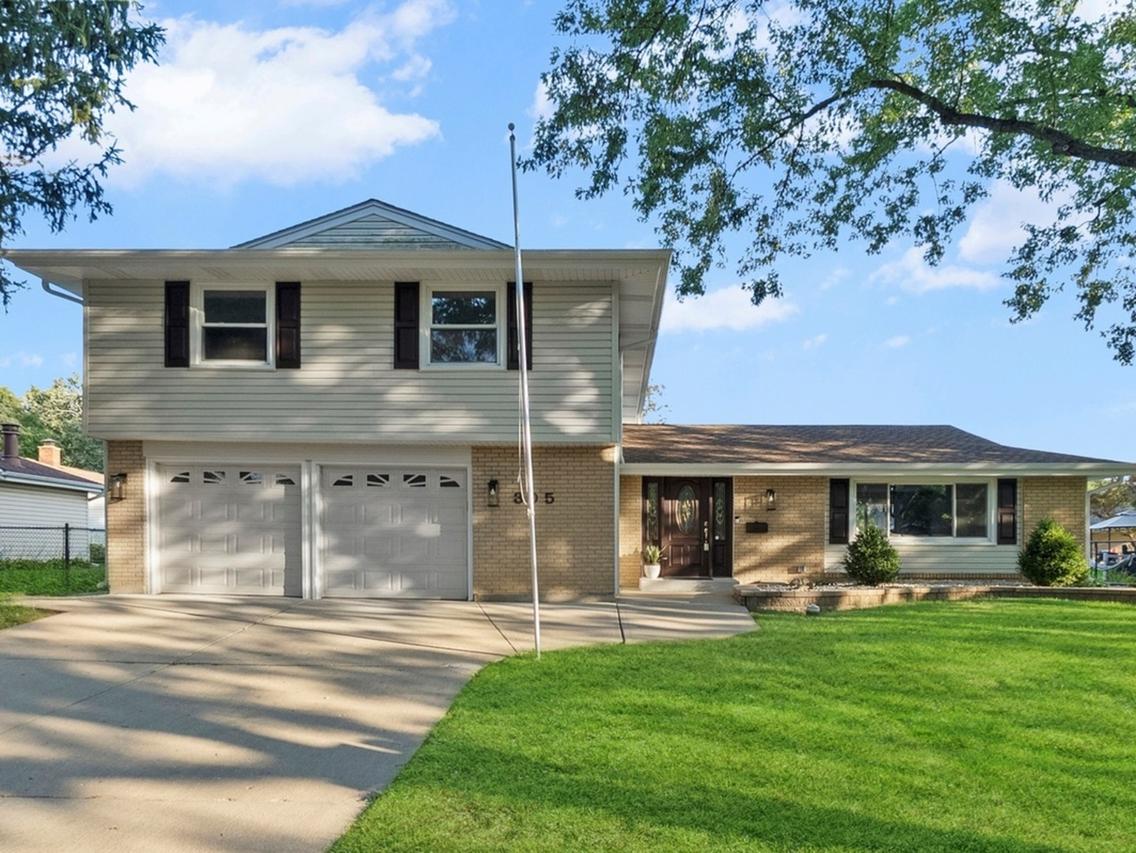 305 Williams Dr., Schaumburg, IL 60193