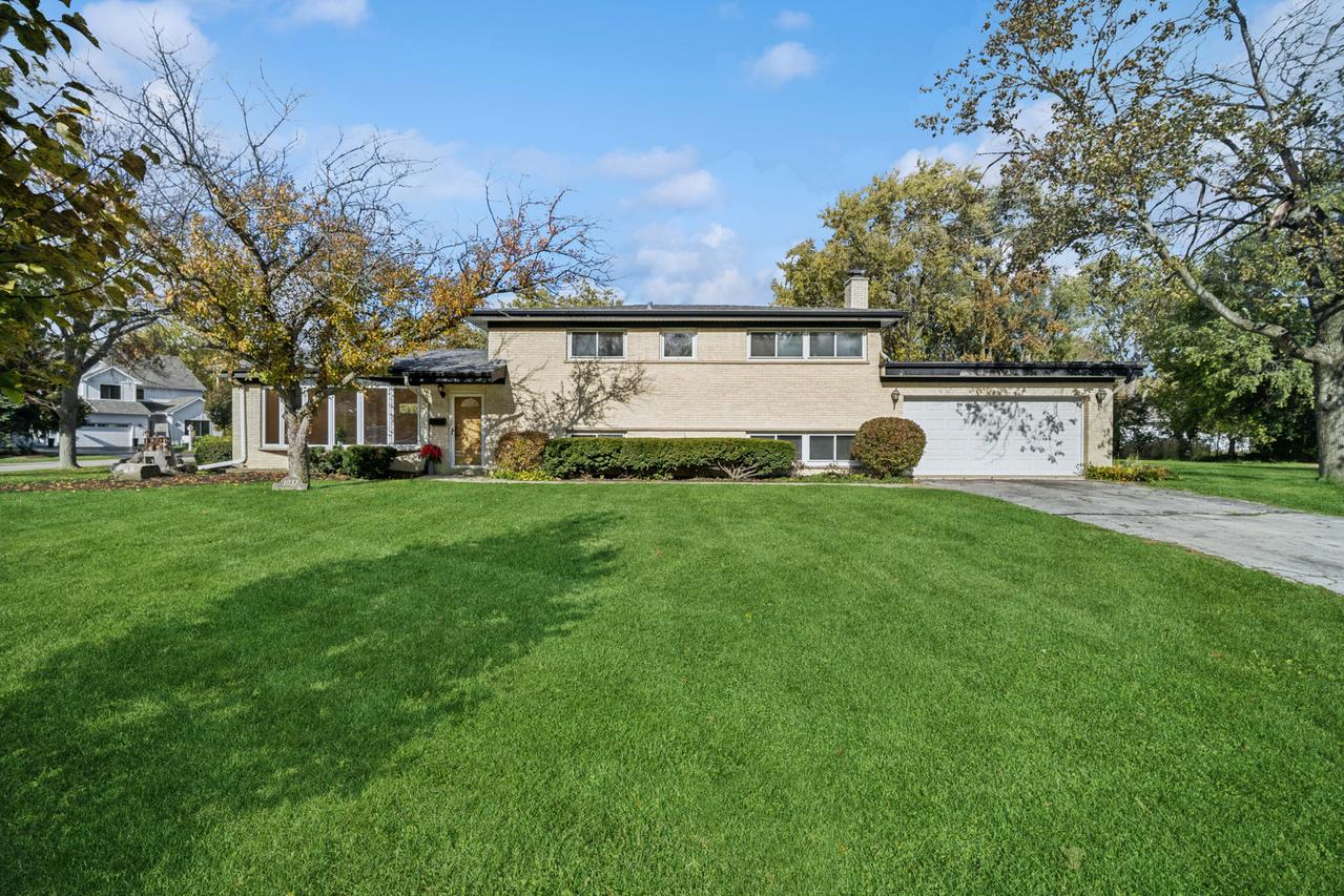 1037 Heatherfield Ln., Glenview, IL 60025