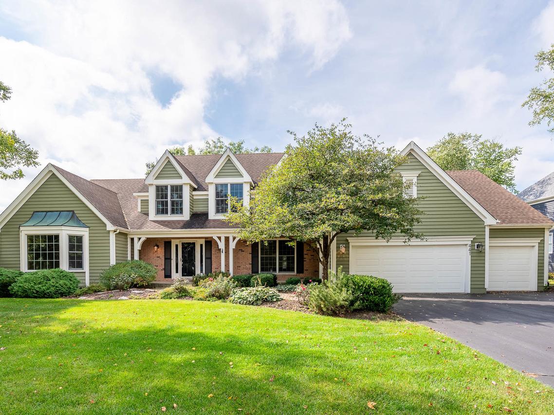 441 Country Ln., Crystal Lake, IL 60012