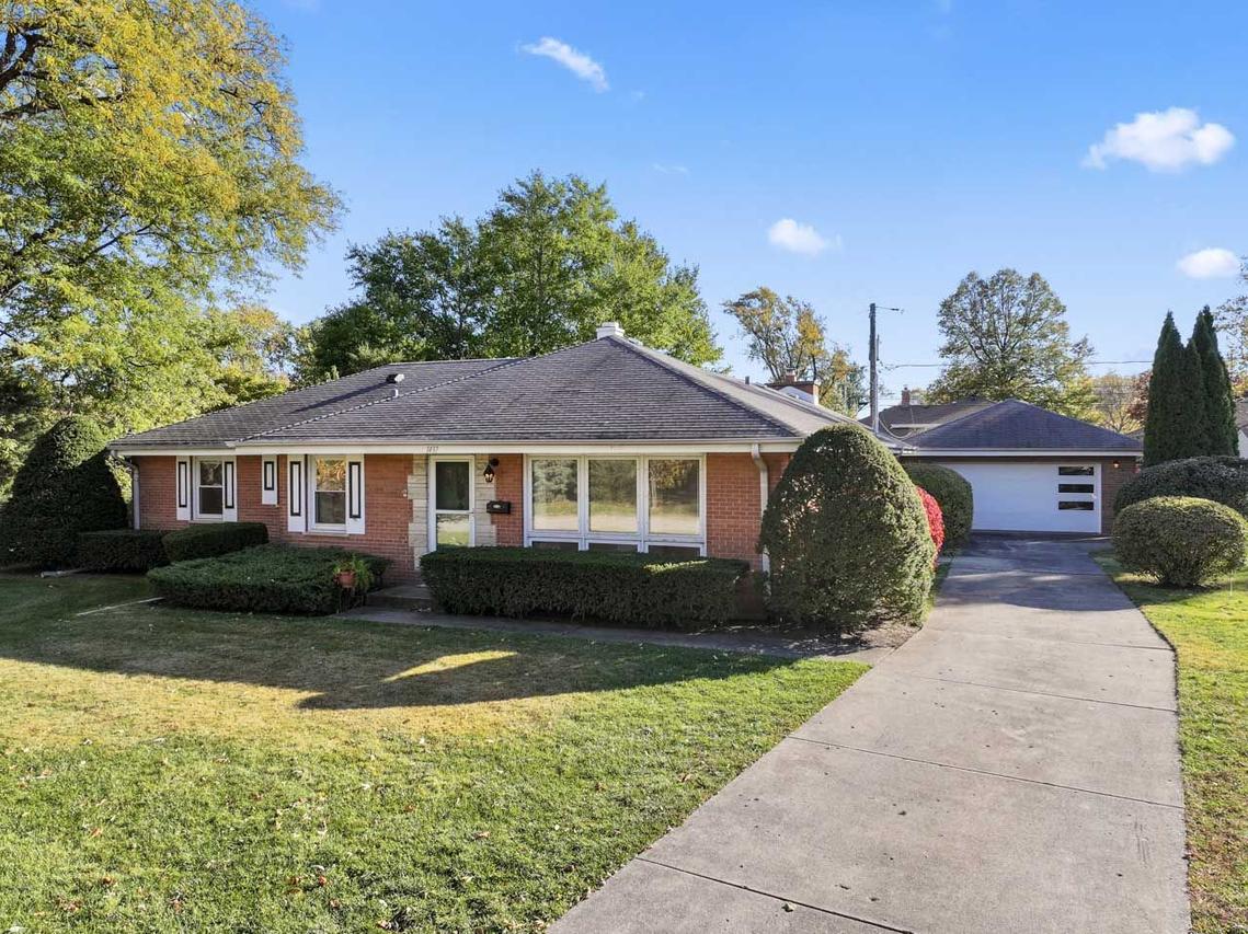 1437 E Emmerson Ln., Mount Prospect, IL 60056