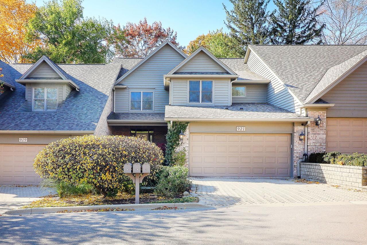 921 Oak Crest Ln., St. Charles, IL 60175