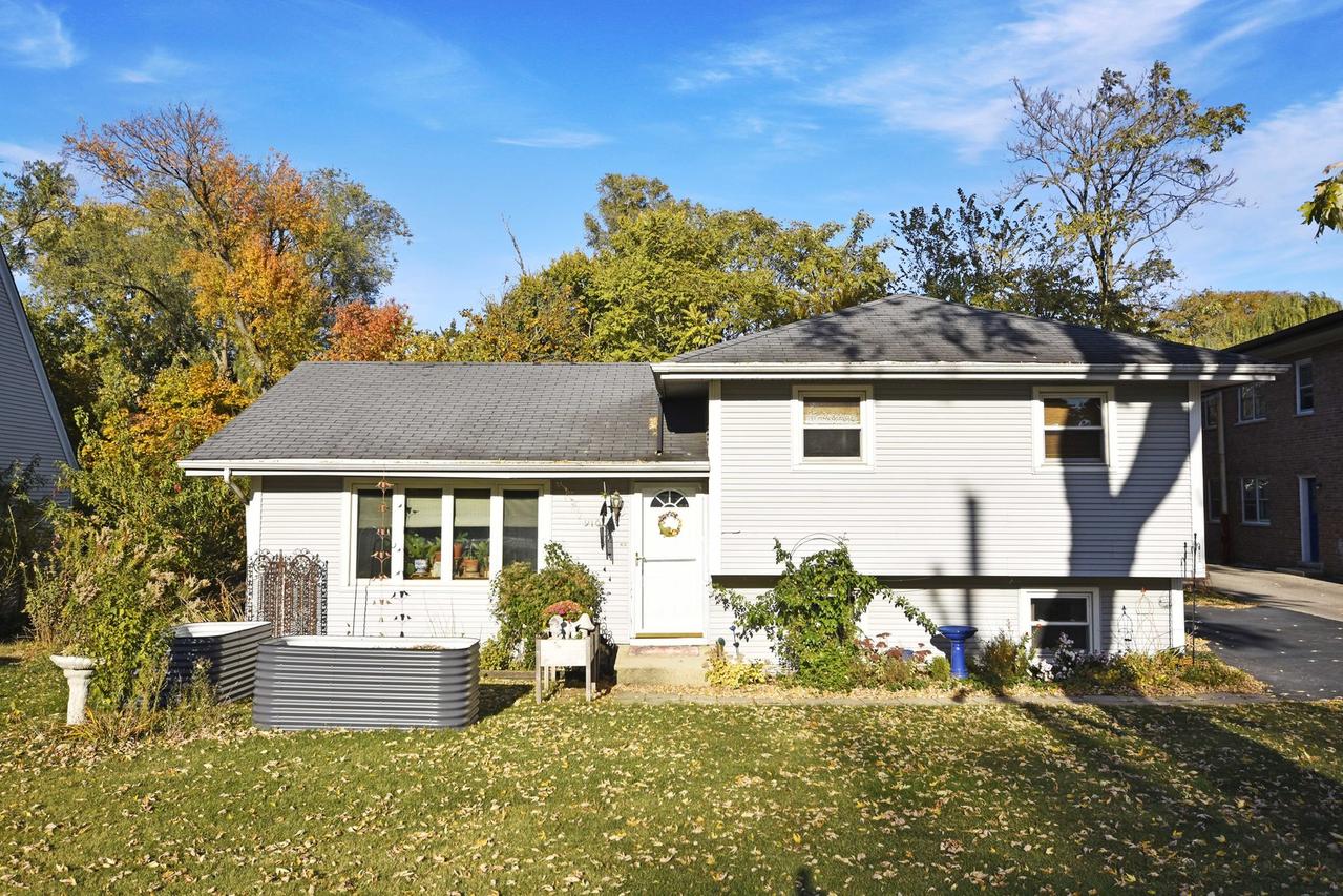 916 Lacey Ave., Lisle, IL 60532