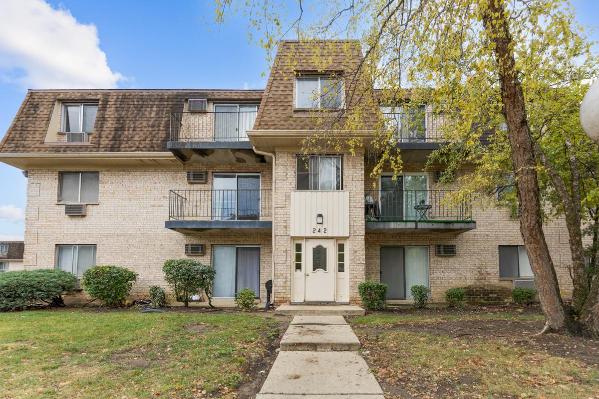 242 Shorewood Dr. #1B, Glendale Heights, IL 60139