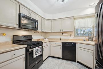 1445 Greens Ct., Glendale Heights, IL 60139