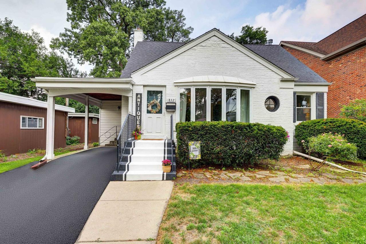 832 Sylviawood Ave., Park Ridge, IL 60068