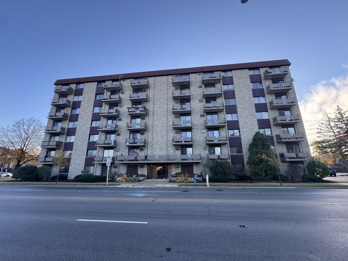 850 Des Plaines Ave. #207, Forest Park, IL 60130