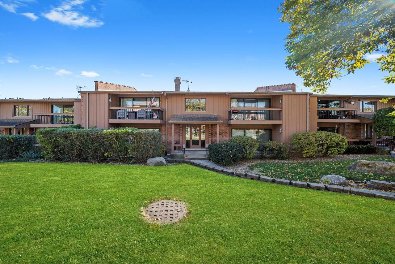 8094 Garfield Ave. #4-3, Burr Ridge, IL 60527