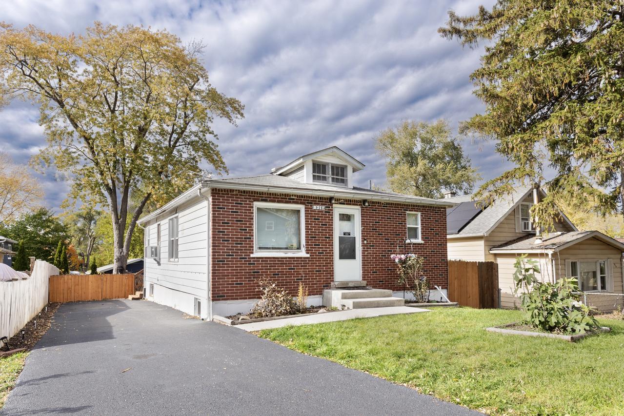 916 N Clarendon Dr., Round Lake Beach, IL 60073