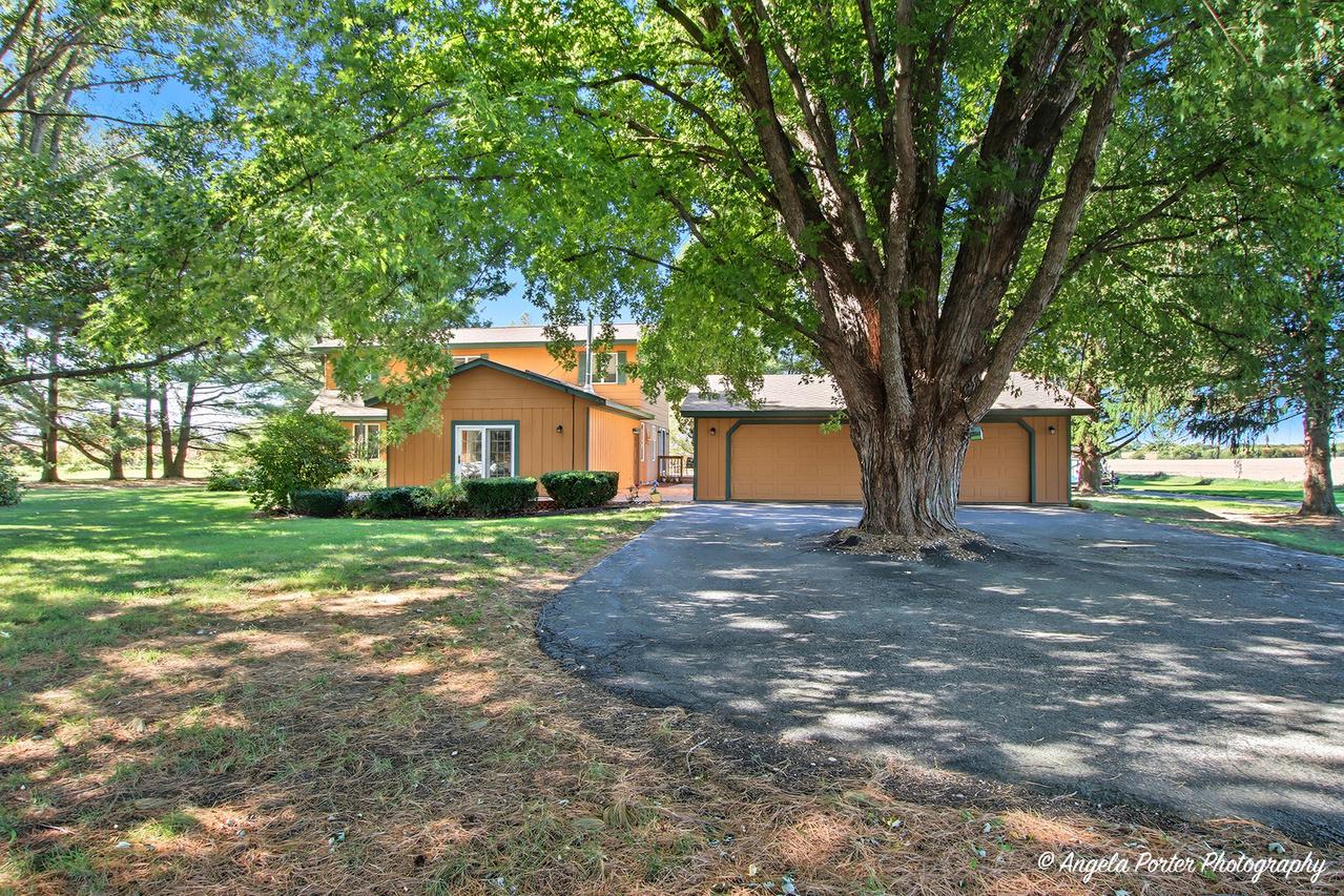 15758 County Line Rd., Capron, IL 61012