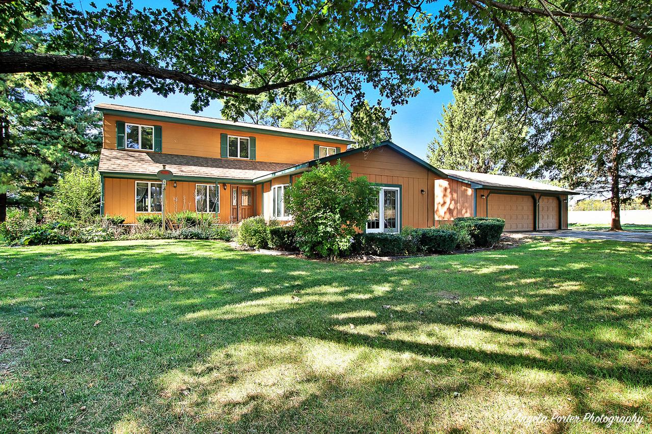 15758 County Line Rd., Capron, IL 61012