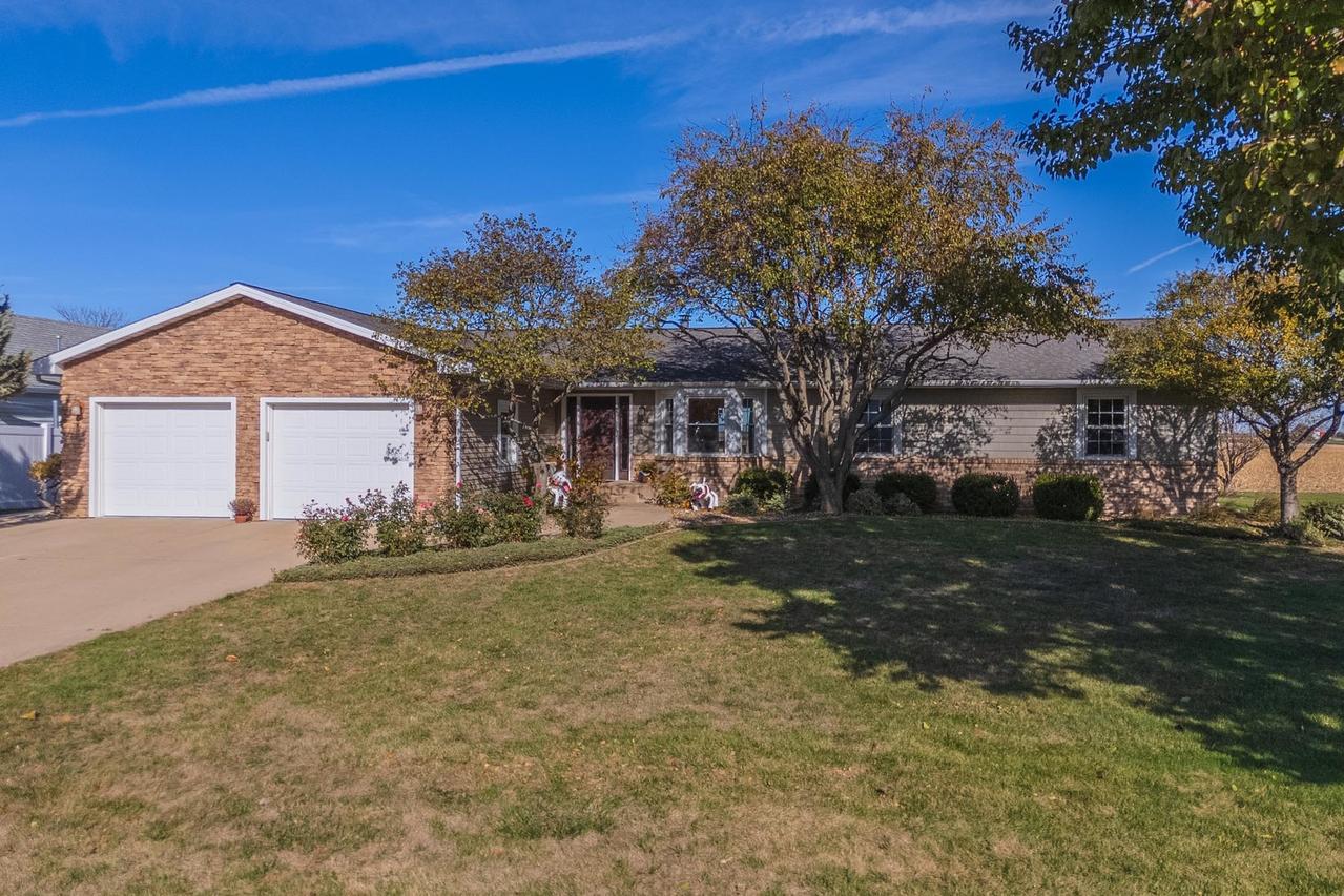 804 Havens Dr., Hudson, IL 61748