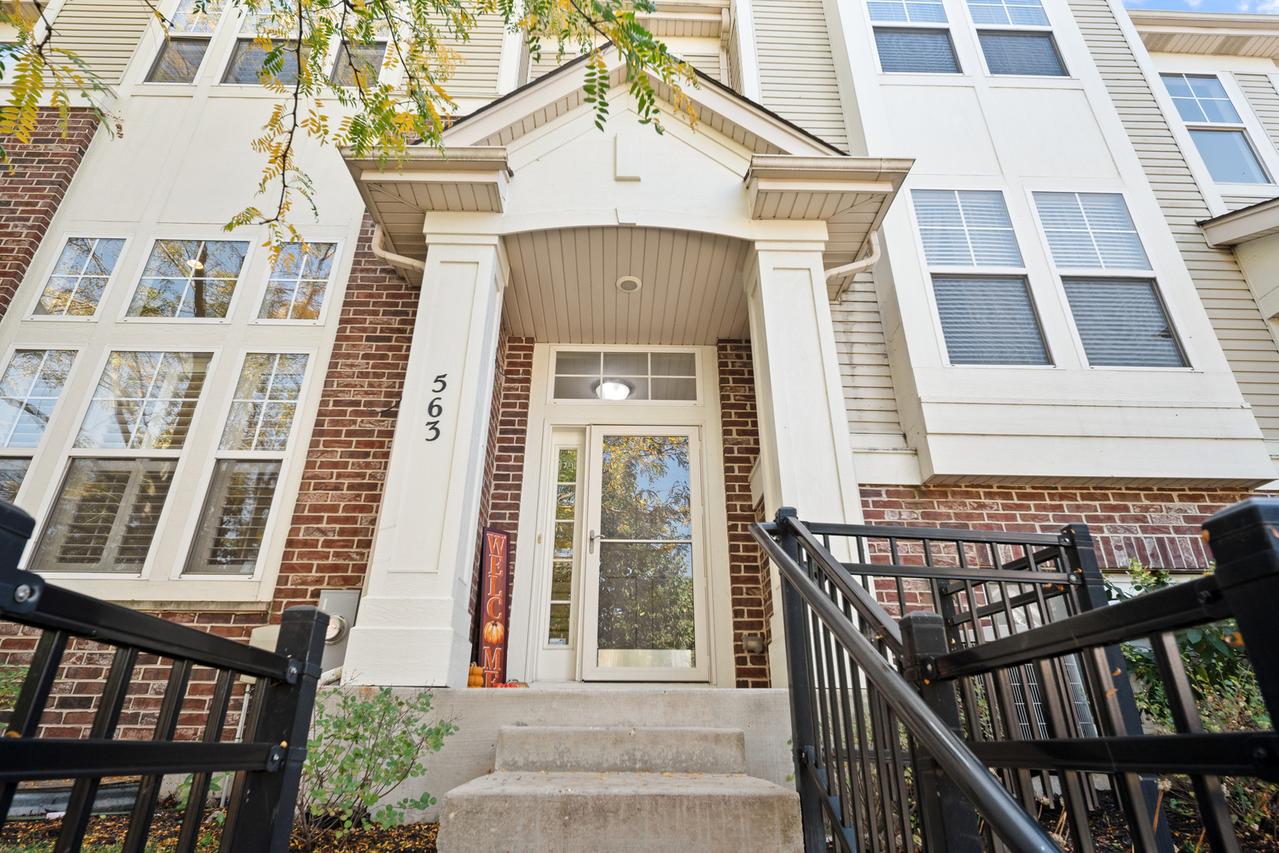 563 Grosvenor Ln., Aurora, IL 60504
