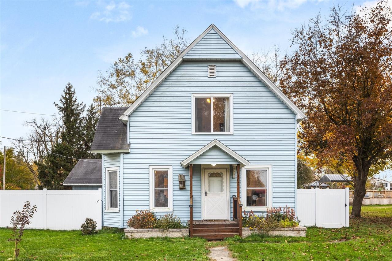 102 Waverly St., Essex, IL 60935