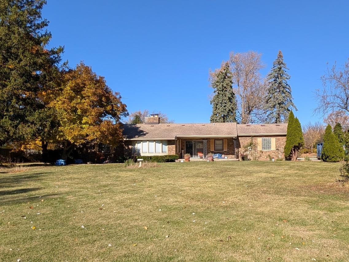 1967 Red Fox Ln., Green Oaks, IL 60048