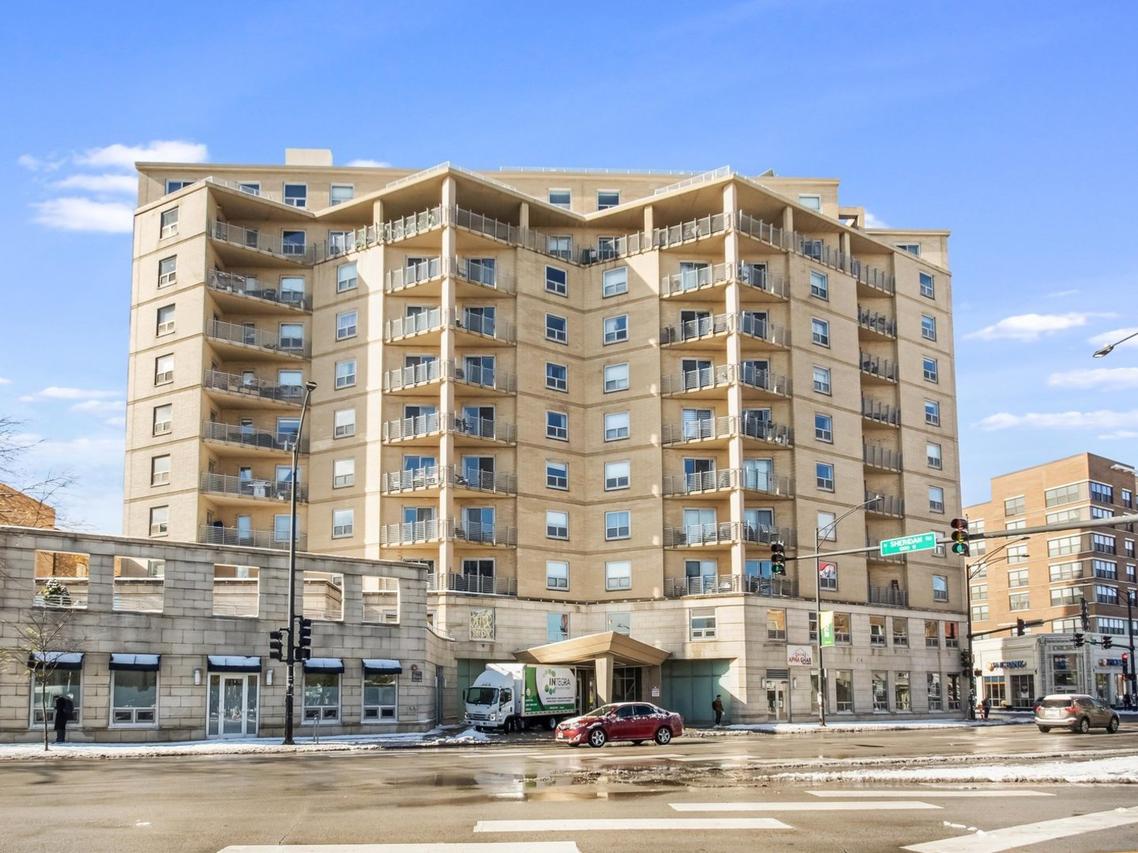 4350 N Broadway St. #311, Chicago, IL 60613