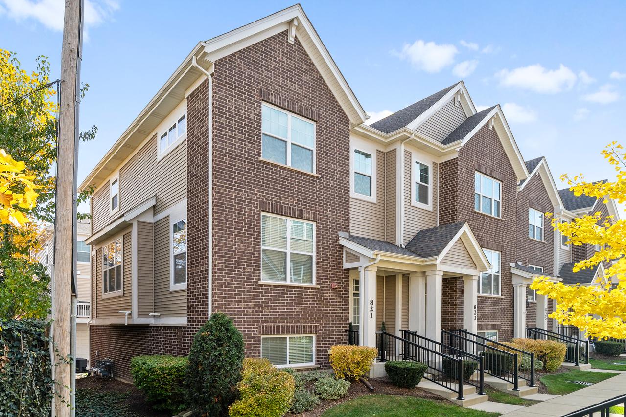 821 Lexington Cir., Des Plaines, IL 60016