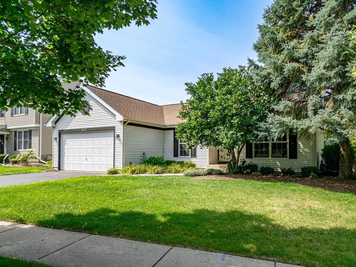 6307 Dunroven Lakes Rd., Carpentersville, IL 60110