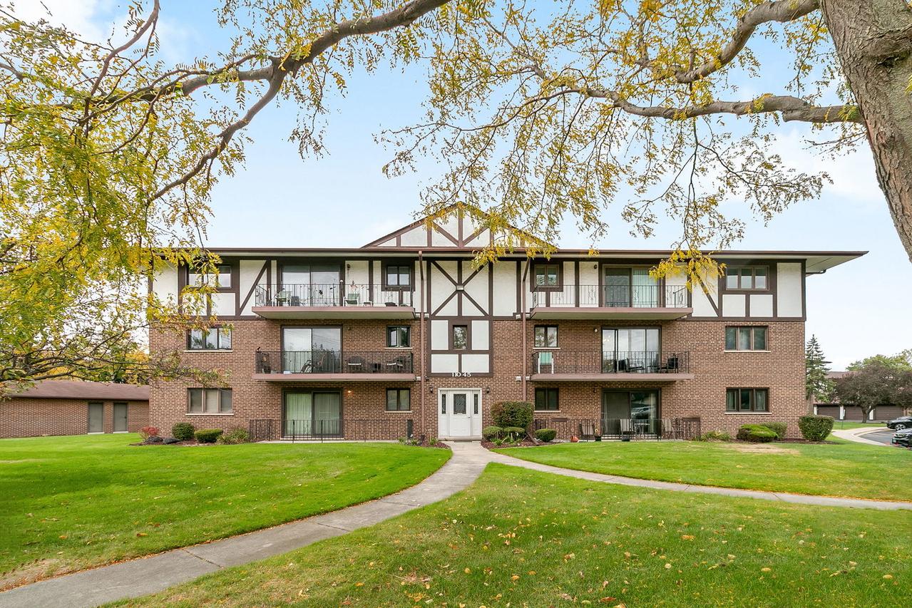 11045 S Theresa Cir. #2B, Palos Hills, IL 60465