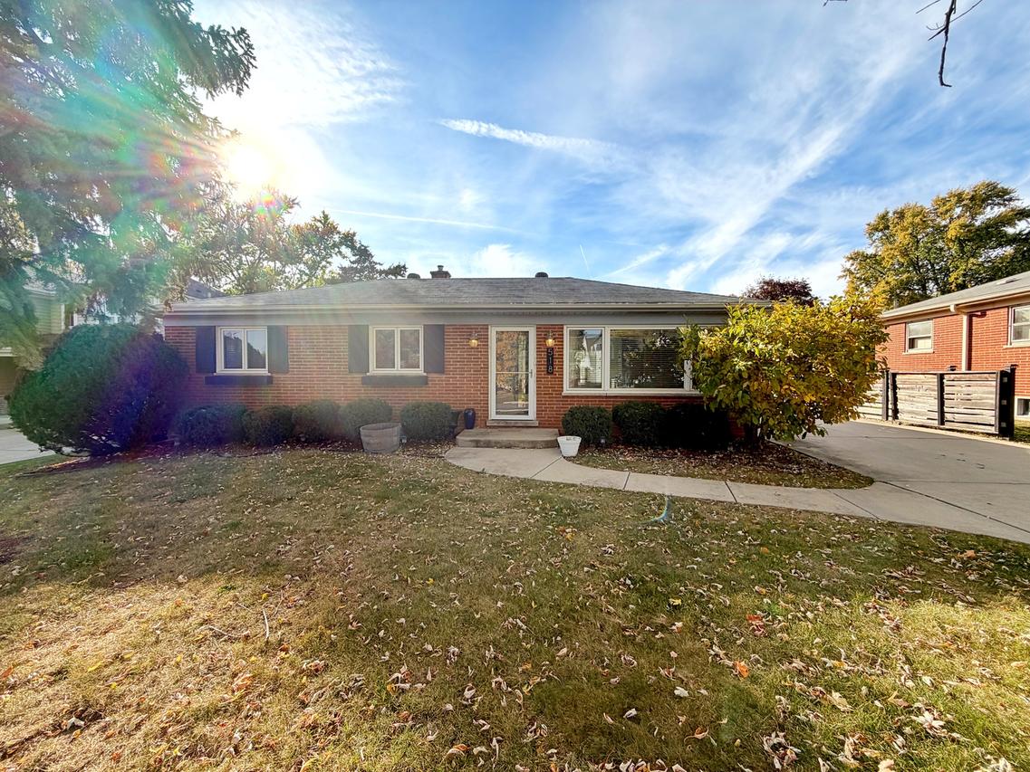1S518 Macarthur Dr., Oakbrook Terrace, IL 60181