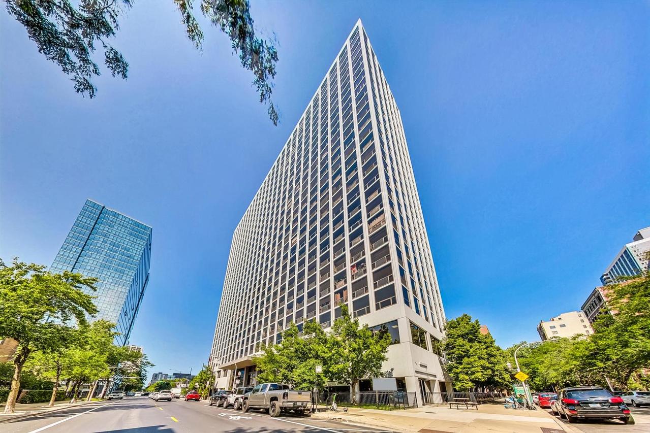 4343 N Clarendon Ave. #2717, Chicago, IL 60613
