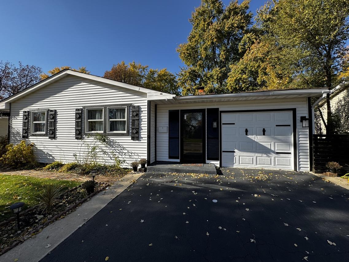 327 Tulsa Ave., Carpentersville, IL 60110