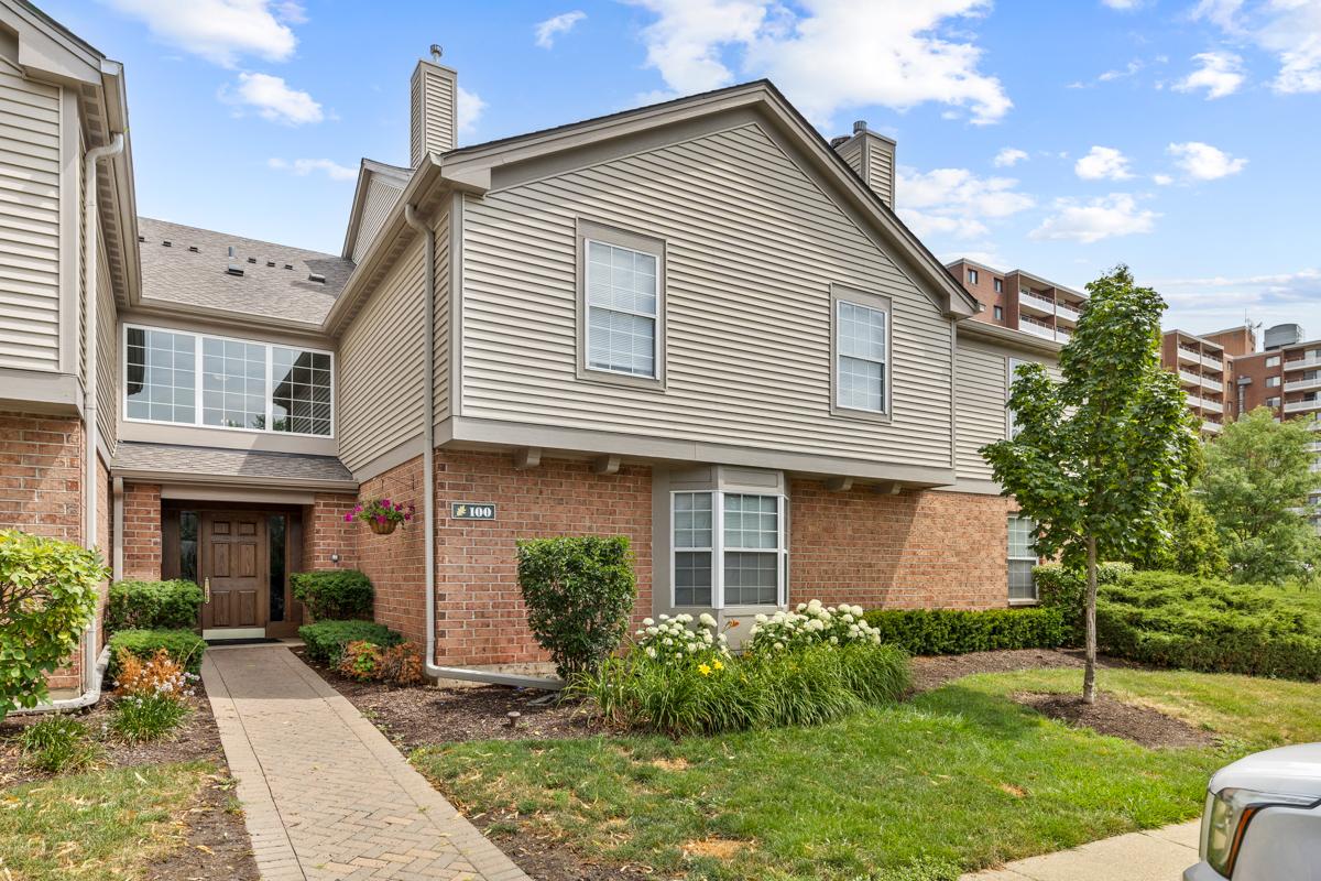 100 White Oak Ct. #1, Schaumburg, IL 60195