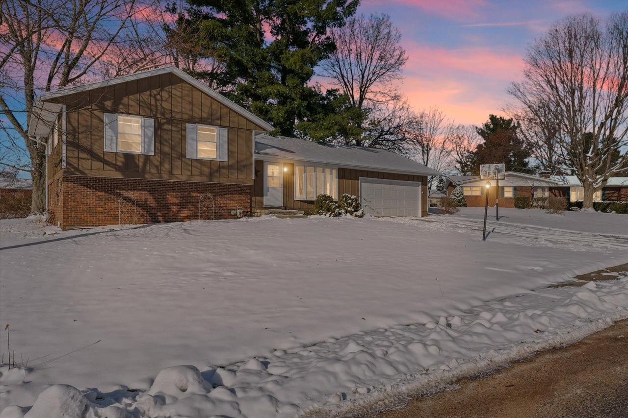 411 Weathering Dr., Mahomet, IL 61853