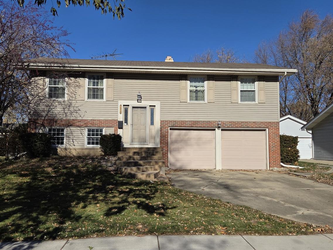 1312 W Oakmont Rd., Hoffman Estates, IL 60169