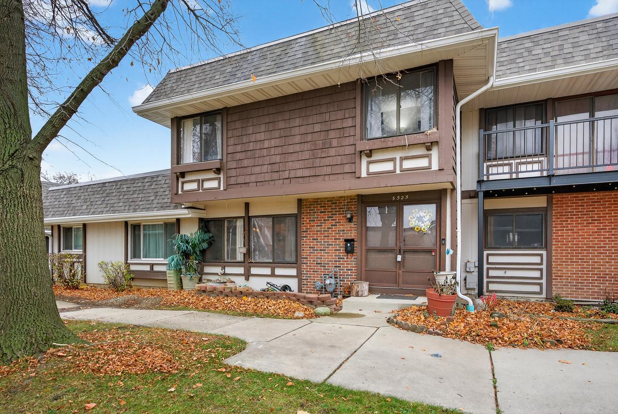 5525 Pebblebeach Dr., Hanover Park, IL 60133