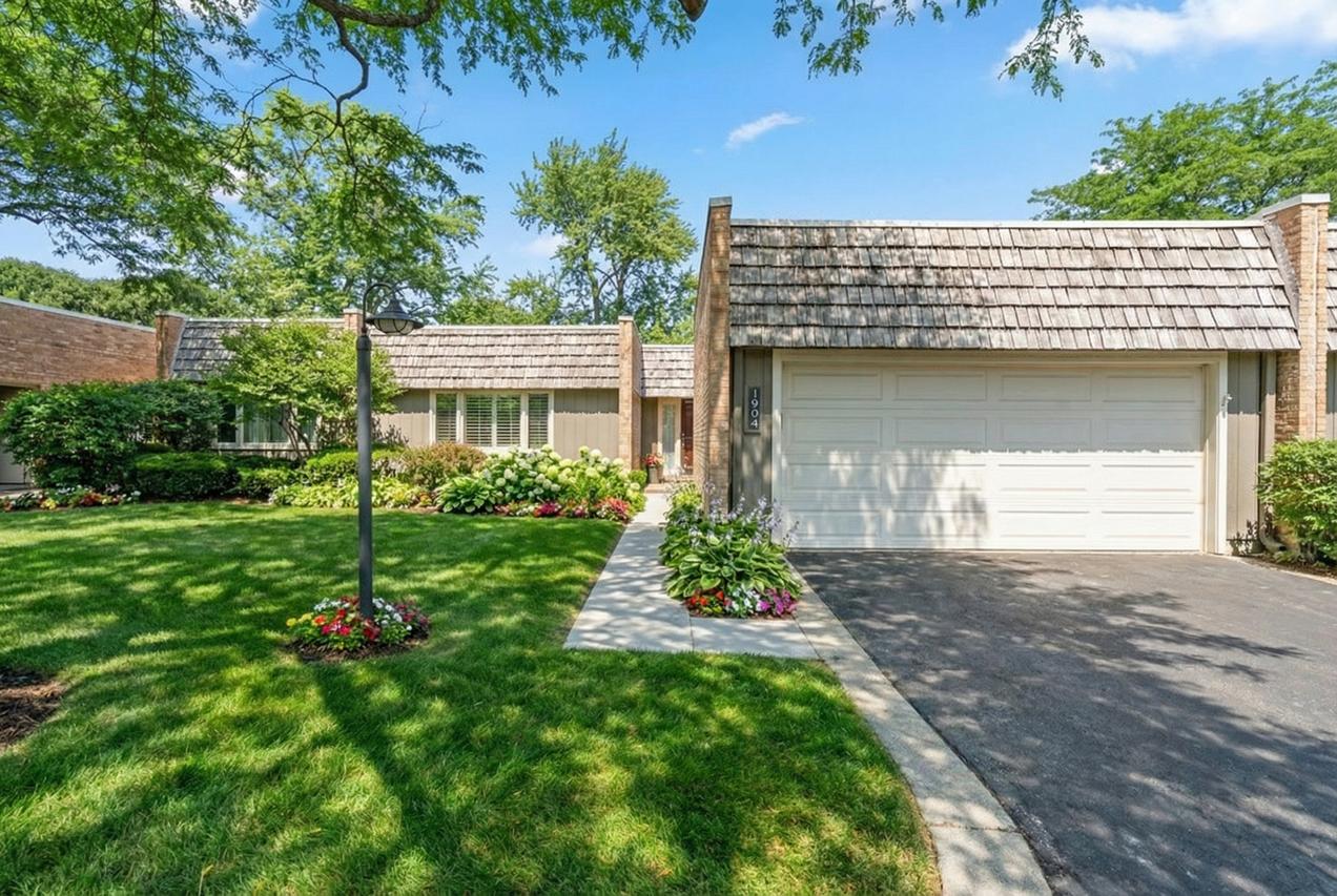 1904 Somerset Ln., Northbrook, IL 60062