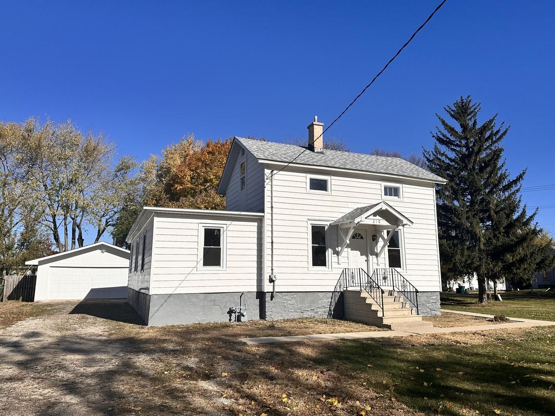 210 W Hall St., Leland, IL 60531