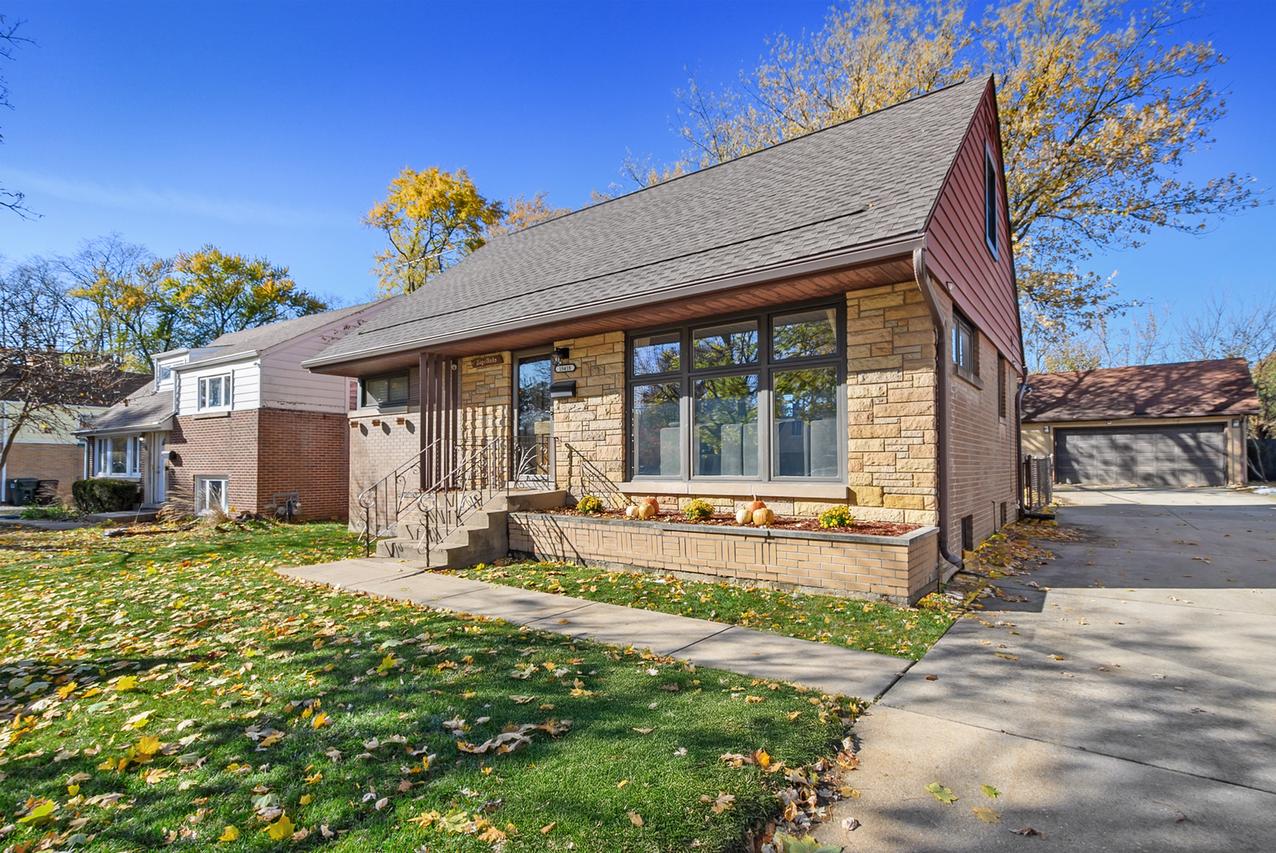 18418 Clyde Rd., Homewood, IL 60430