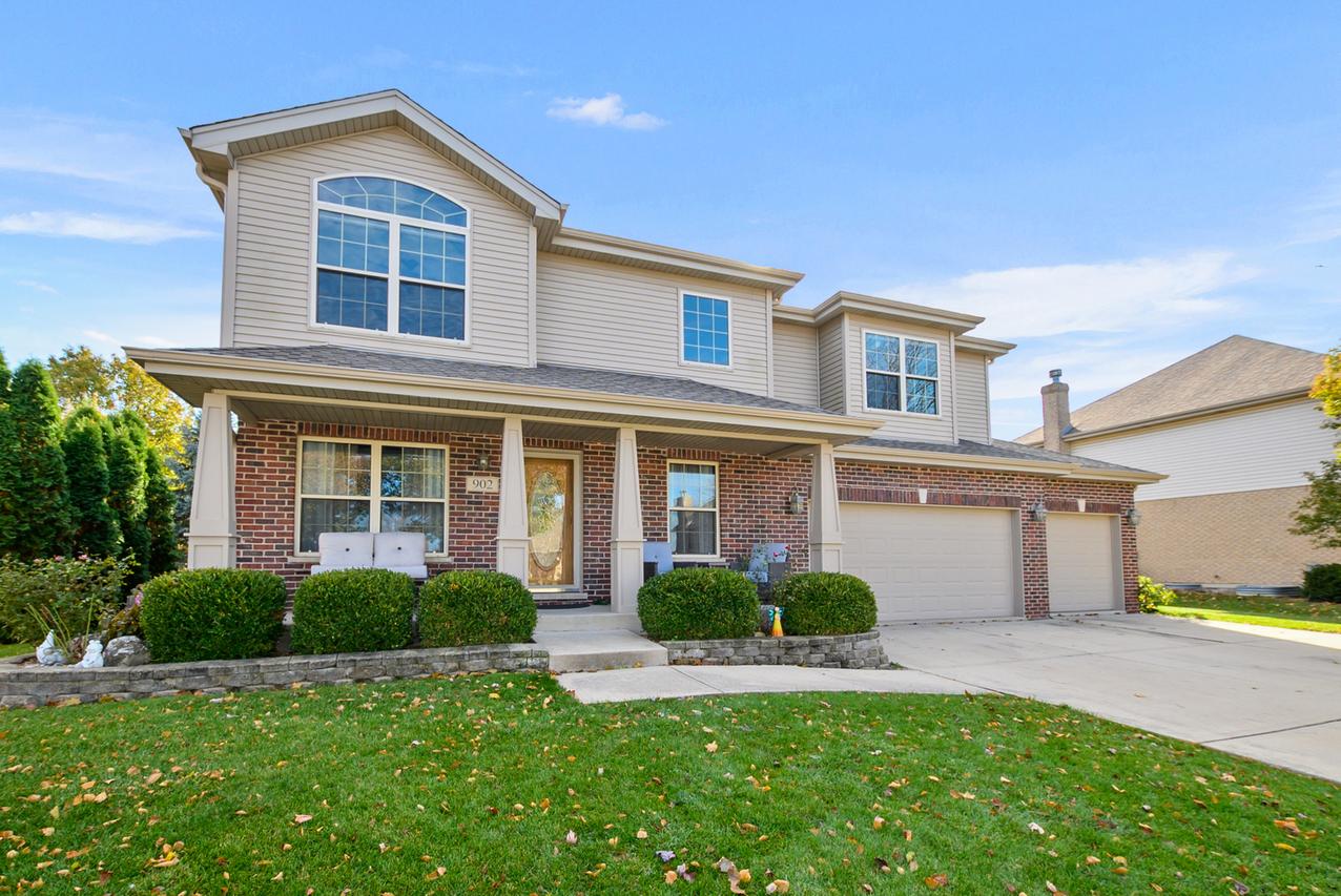 902 Cheyenne Ln., New Lenox, IL 60451