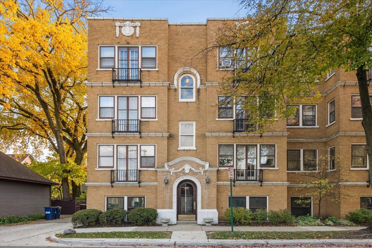 845 Pleasant St. #3E, Oak Park, IL 60302