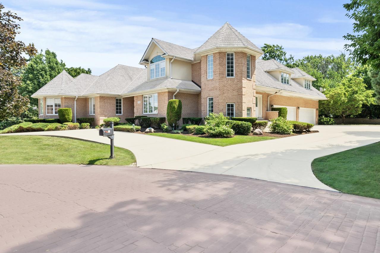 911 Red Fox Ln., Oak Brook, IL 60523