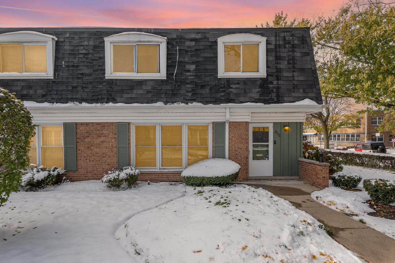 2335 W Greenleaf Ave., Chicago, IL 60645