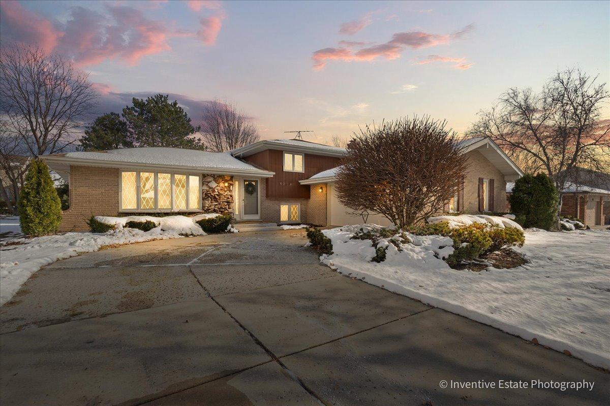 8209 Middlebury Ave., Woodridge, IL 60517